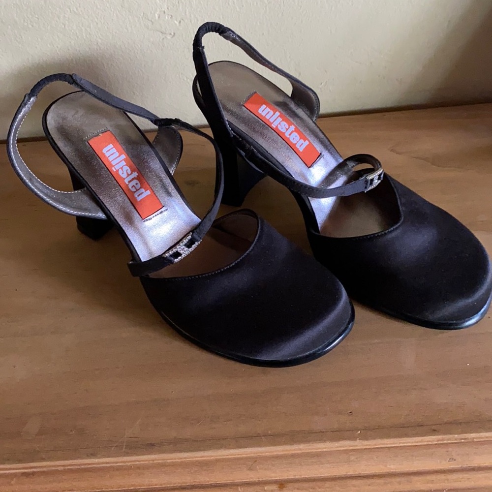 UNLISTED brand dress pumps.Like new condition!